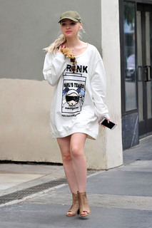 Dove Cameron feet photo thumbnail
