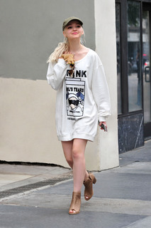 Dove Cameron feet photo thumbnail