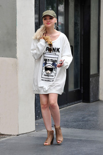 Dove Cameron feet photo thumbnail