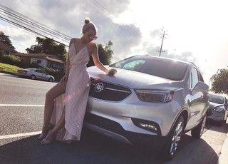 Dove Cameron feet photo thumbnail