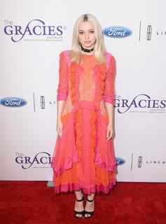 Dove Cameron feet photo thumbnail