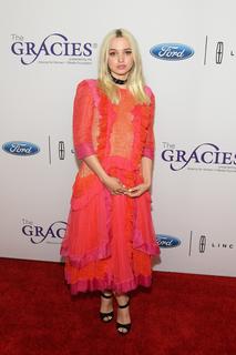 Dove Cameron feet photo thumbnail