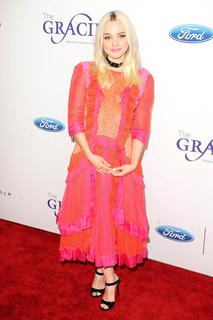 Dove Cameron feet photo thumbnail