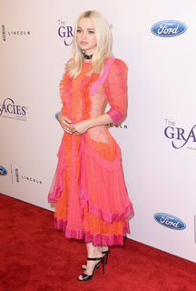 Dove Cameron feet photo thumbnail