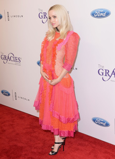 Dove Cameron feet photo thumbnail