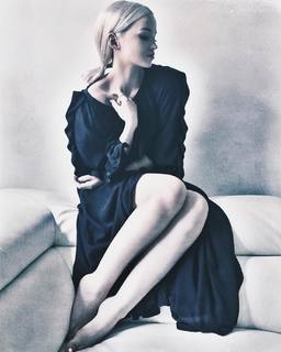 Dove Cameron feet photo thumbnail