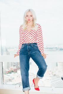 Dove Cameron feet photo thumbnail