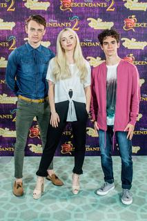Dove Cameron feet photo thumbnail