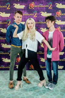 Dove Cameron feet photo thumbnail