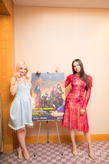 Dove Cameron feet photo thumbnail