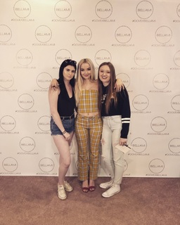 Dove Cameron feet photo thumbnail