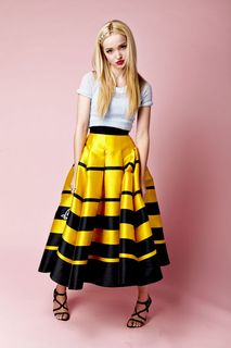 Dove Cameron feet photo thumbnail