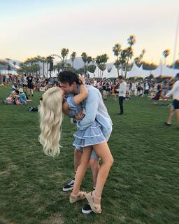 Dove Cameron feet photo thumbnail