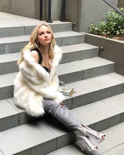 Dove Cameron feet photo thumbnail