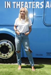Dove Cameron feet photo thumbnail