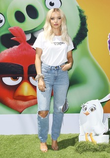 Dove Cameron feet photo thumbnail