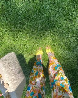 Dove Cameron feet photo thumbnail