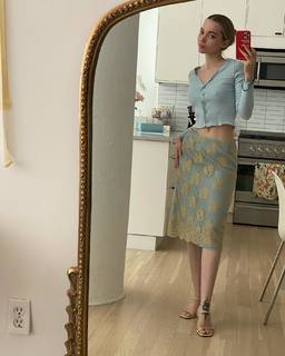 Dove Cameron feet photo thumbnail