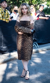 Dove Cameron feet photo thumbnail