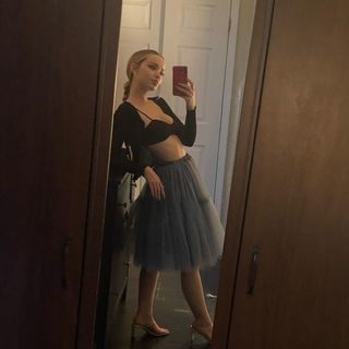 Dove Cameron feet photo thumbnail