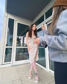 Dove Cameron feet photo thumbnail