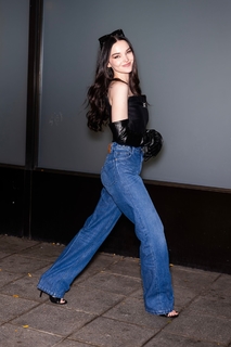 Dove Cameron feet photo thumbnail