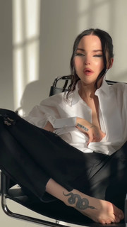 Dove Cameron feet photo thumbnail