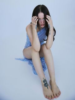 Dove Cameron feet photo thumbnail