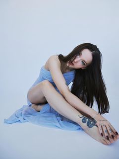 Dove Cameron feet photo thumbnail