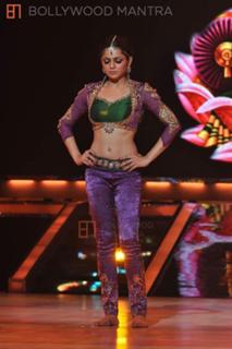 Drashti Dhami feet photo 14