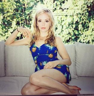 Dreama Walker feet photo 9