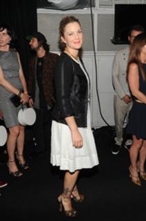 Drew Barrymore feet photo thumbnail