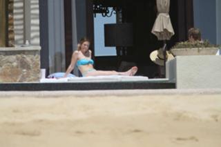 Drew Barrymore feet photo thumbnail