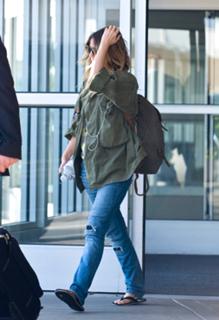 Drew Barrymore feet photo thumbnail