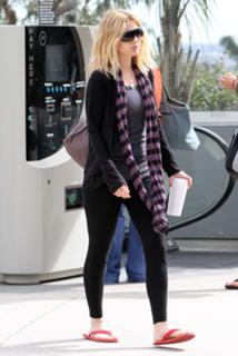 Drew Barrymore feet photo thumbnail