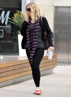 Drew Barrymore feet photo thumbnail