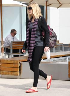 Drew Barrymore feet photo thumbnail