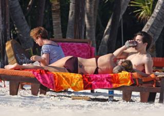 Drew Barrymore feet photo thumbnail