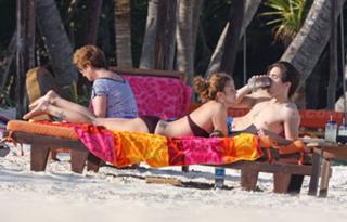 Drew Barrymore feet photo thumbnail