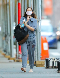 Drew Barrymore feet photo thumbnail