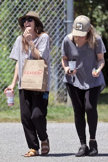 Drew Barrymore feet photo thumbnail