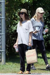 Drew Barrymore feet photo thumbnail