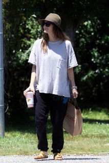 Drew Barrymore feet photo thumbnail