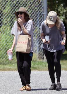 Drew Barrymore feet photo thumbnail
