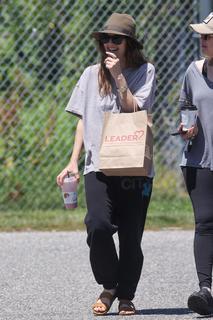 Drew Barrymore feet photo thumbnail