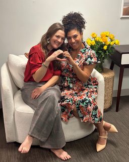 Drew Barrymore feet photo thumbnail