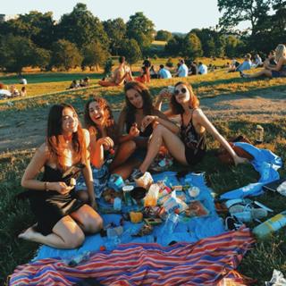 Dua Lipa feet photo thumbnail