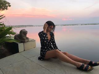 Dua Lipa feet photo thumbnail