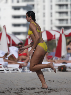 Dua Lipa feet photo thumbnail