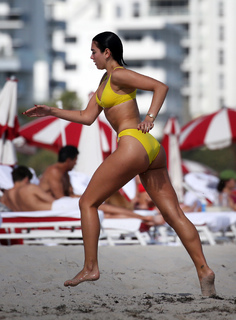 Dua Lipa feet photo thumbnail